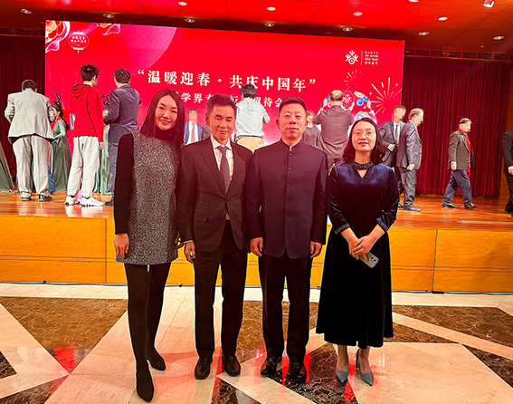 世貿通集團董事長、美中經濟文化協會副主席、美國新移民聯盟主席Winner Xing博士與中國駐美國大使謝鋒（右一）合影