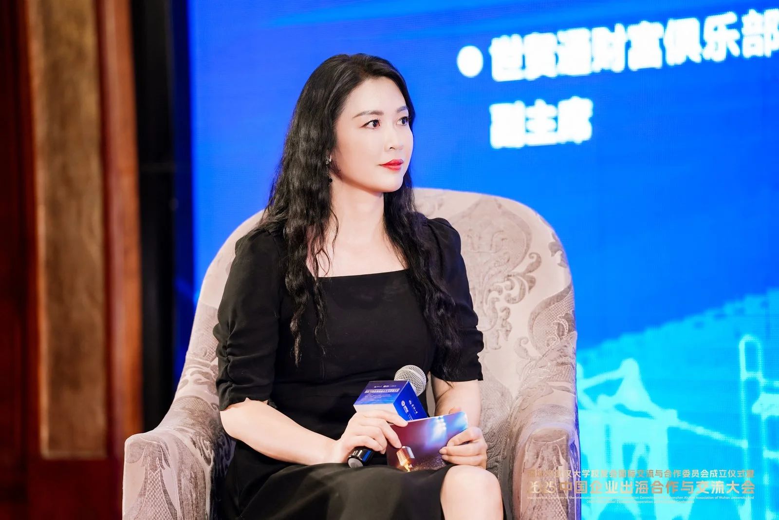 本次圓桌論壇主題研討環(huán)節(jié)，由世貿(mào)通財(cái)富俱樂部副主席羅良女士主持，率領(lǐng)朱幼麟、張緒穆、曾勝學(xué)、呂仕敢、朱必?zé)簟⒅x卓亨六位嘉賓，聚焦企業(yè)出海與營(yíng)商規(guī)劃，討論涉及營(yíng)商環(huán)境、稅務(wù)規(guī)劃、商業(yè)布局三大維度。